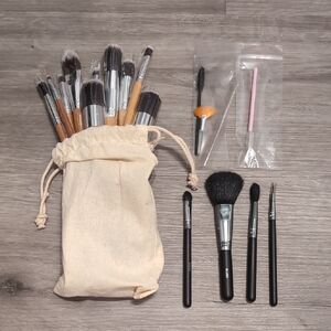 Professional Makeup Brush Set (17 Items) with Cream Pouch